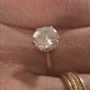 18k gold cubic zirconia ring in size 7